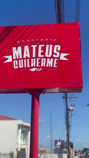 Totem com a logo da barbearia